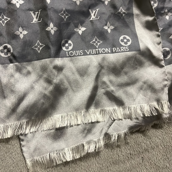 Louis Vuitton silk scarf - Picture 5 of 8